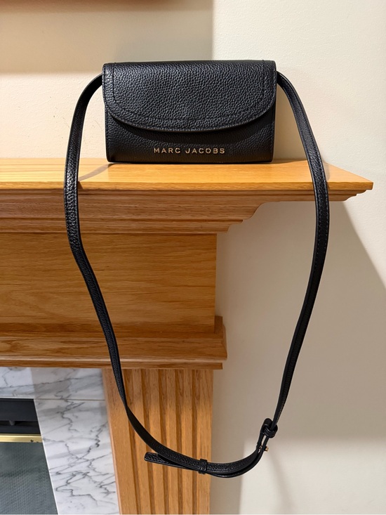 Marc Jacobs Handbags - EUC Marc Jacobs Black Groove Leather Crossbody Wallet Metal Logo